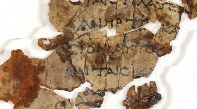 archaeoworld18's tweet image. Archaeologists Discover Additional #DeadSeaScroll Fragments In Desert Caves 
archaeology-world.com/archaeologists…