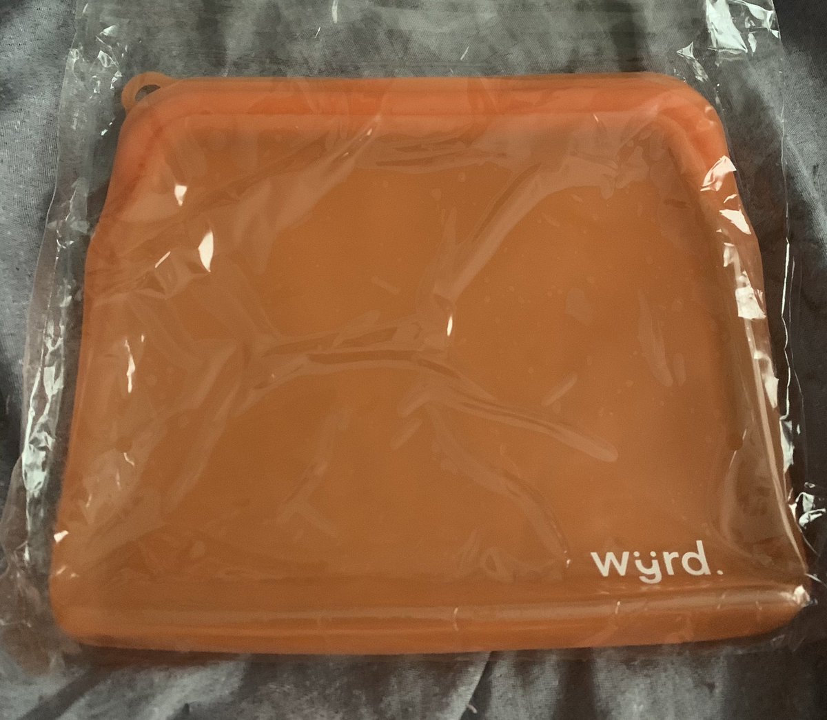 cookie_lass's tweet photo. 🎉 RT Event for Philippine 🍊🎉 in honor of #Shinhwa #신화 ‘s anniversary this week. 🎁 is this orange silicon pouch, which is easily sanitized and can be used to store masks or other essentials. Must be a follower and RTs counted until 12 AM of March 25, 2021. https://t.co/pzBkPuW836