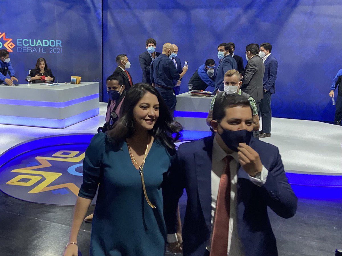 carlosferrin's tweet photo. La que publica Lasso  /  La que publica Correa. Así termina el debate. #DebatePresidencialEc https://t.co/BALTR7q6Bn