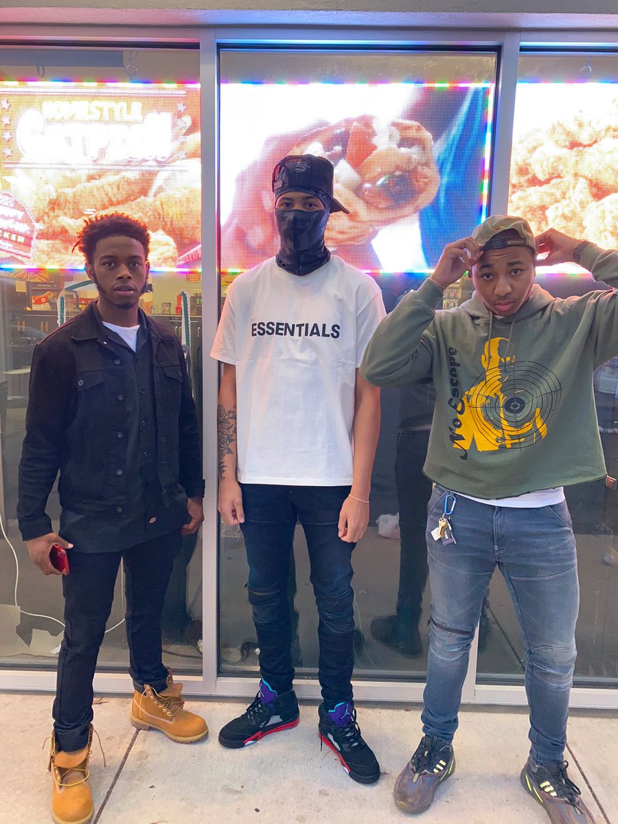 CtreyCoates's tweet photo. I GET IT &amp; TIMES IT BY 2 IMMA FEED MY BROTHA’s, I AINT NUN LIKE U! 🐶🦴 #twins https://t.co/uJQ4TqfyG8