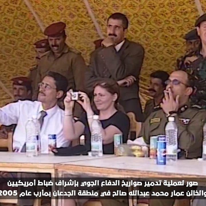 AmeerAl27057297's tweet photo. لاحظوا نشوة الانتصار والهنجمة وهم بيدعسوه بجزم مخننة. https://t.co/Uo48pGCANI