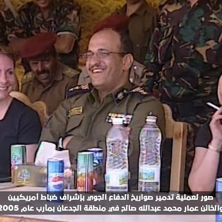 AmeerAl27057297's tweet photo. لاحظوا نشوة الانتصار والهنجمة وهم بيدعسوه بجزم مخننة. https://t.co/Uo48pGCANI
