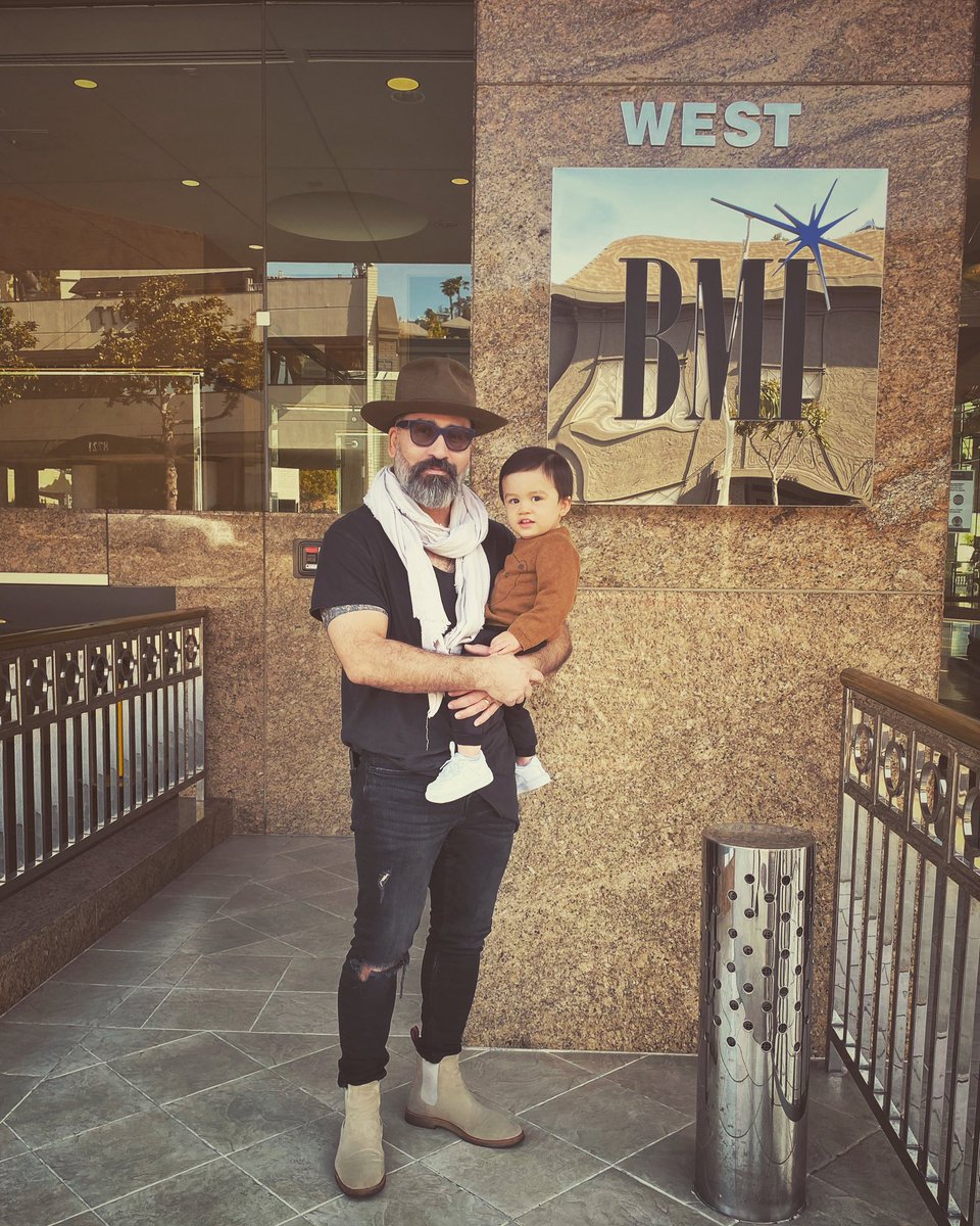 Checking out Daddy’s new office... #SundayFunday #BMIFamilia 
🙏🏼✊🏼💪🏼