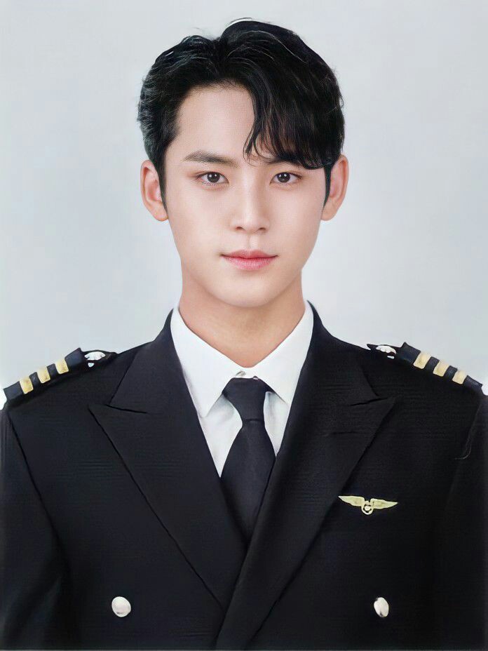 editmetways's tweet photo. I want to put these pictures on frame and display it in our house so everyone who visit our house would think that we have a pilot in our family. ππ
#SEVENTEEN #MINGYU #JOSHUA #JEONGHAN #DKSVT https://t.co/OvbFXtVmsc