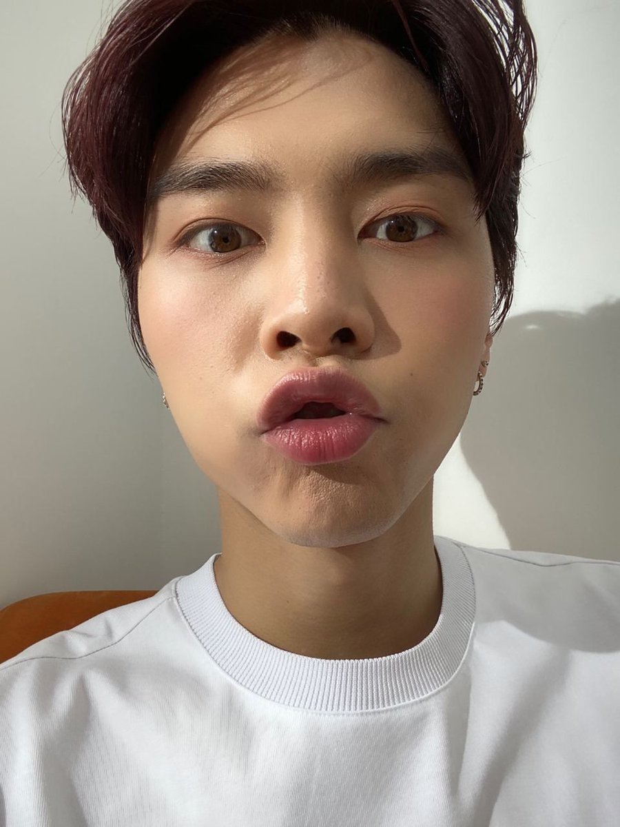 johnslatte's tweet photo. hi im back after hibernating for 2 days lmao https://t.co/5W2uMJd9bC
