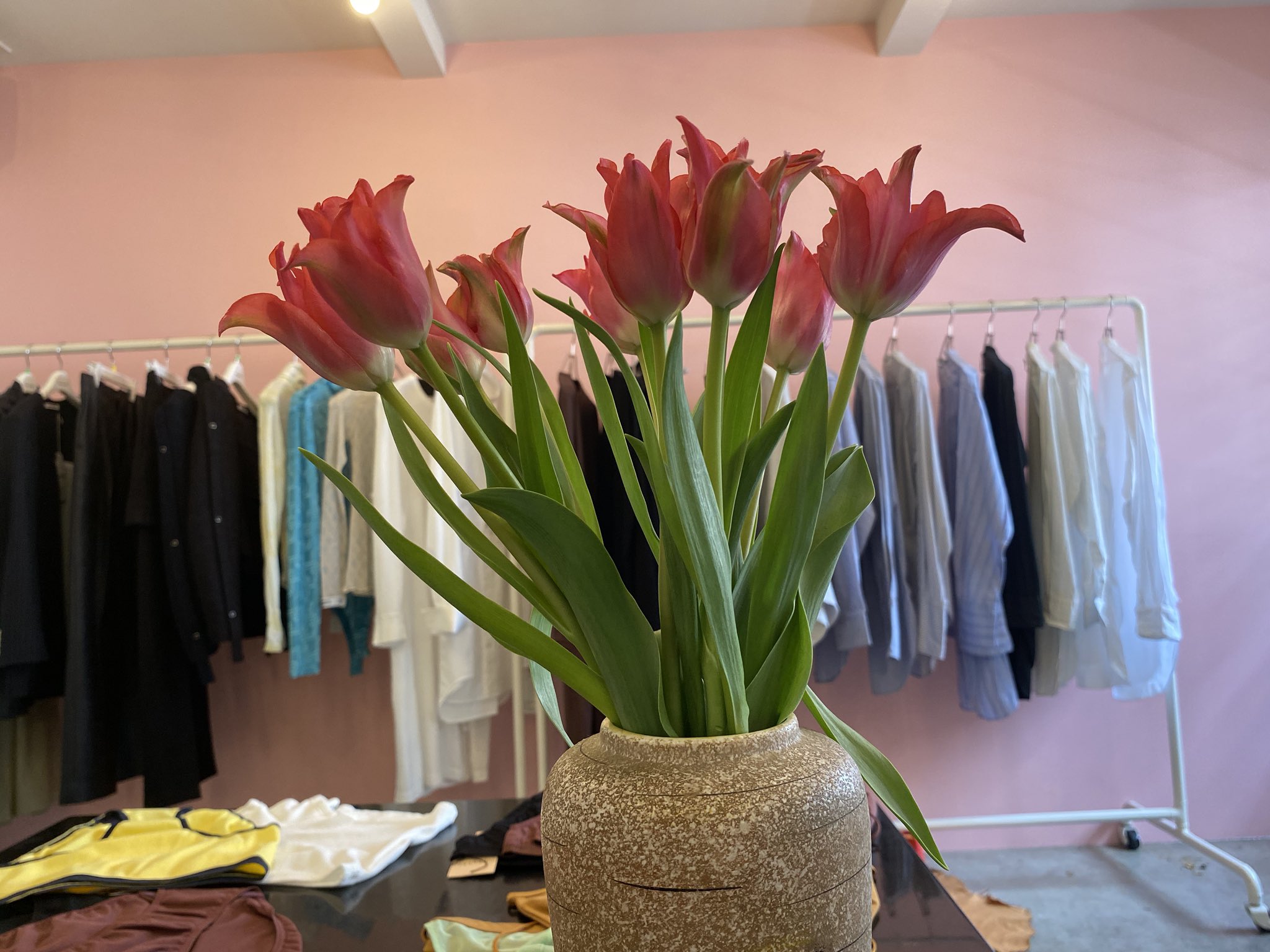 Shirakura Kazuhiro 店内にも花を 近所の本町通の花屋で花を購入 気持ちが豊かになります 今日も頑張ろー N Afterschool T Co I40tzysfhb Twitter