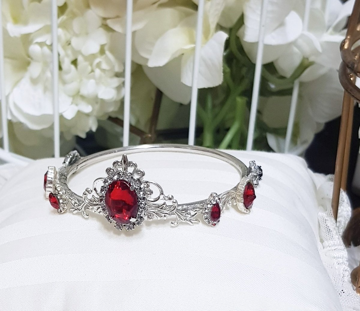 corashop's tweet photo. *RT추첨 한분께 티아라를 보내드립니다*

*당첨자발표 : 3월3일

오더기간 :3월22~3월29일 00시까지

사이즈 : SD공용(8-9인치헤드의 착용을 권장드립니다)

가격 : 1만8천원 (운송비별도)

색상 : 블루,레드

제작기간 : 8주

구매는 DM부탁드립니다

(유사제품 착용사진은 타래 참고부탁드립니다) https://t.co/tfN35Z1FKy