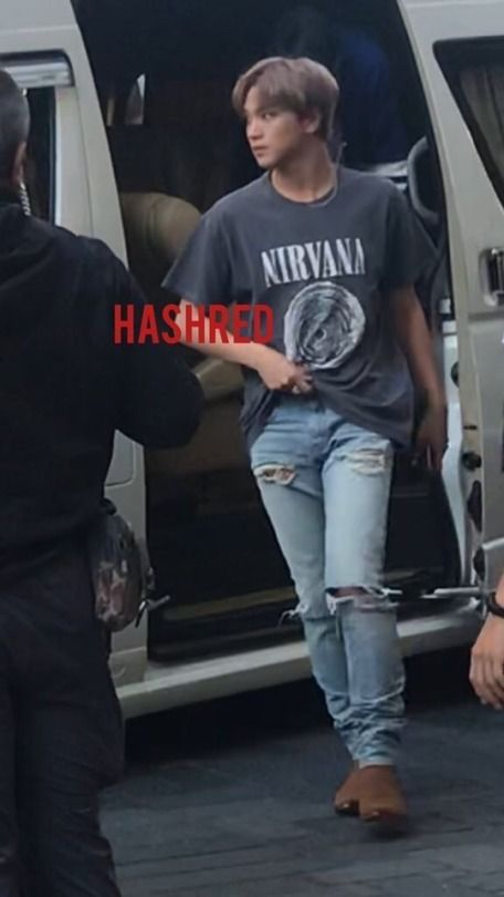 ตัวท็อปอัสสัม เดินไปไหนมีแต่คนกรี๊ด โดนสารภาพรักทุกวันจนโต๊ะเรียนเต็มไปด้วยจดหมาย เพราะเป็นนักร้องประจำโรงเรียนขึ้นไปร้องเพลงทีไรจะมีกลุ่มแฟนคลับคอยตามเชียร์ ติดทำเนียบคิ้วท์บอยตั้งแต่ม.1ถึงม.6 เด็กในโรงเรียน นอกโรงเรียนไม่มีใครไม่รู้จัก