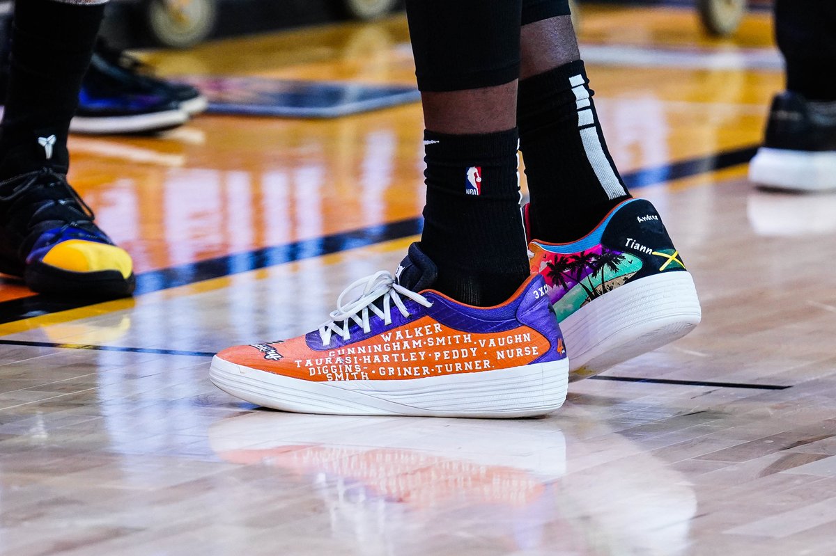 Deandre Ayton showing love during #WomensHistoryMonth with the custom painted @PUMA kicks π https://t.co/bI9MViWoLk