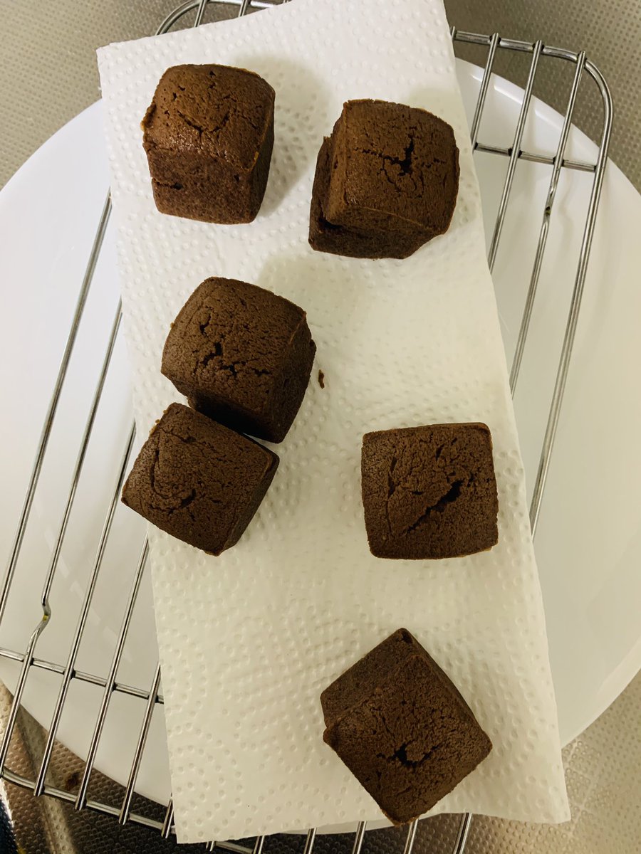 Reikan 調理師学校に入る為奮闘中ᕦ O Oˇ ᕤ お菓子作り好きな人と繋がりたい ブラウニー チョコ レシピ作ってブラウニー作ってみた レシピ バター80g 砂糖60g 全卵2個 生クリーム130g チョコレート300g 小麦粉140g 量的にはドーナツ型7 6個分