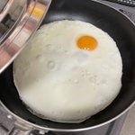 卵黄ばかり使って卵白が余ってしまい･･･!巨大な目玉焼きにしてみた？!