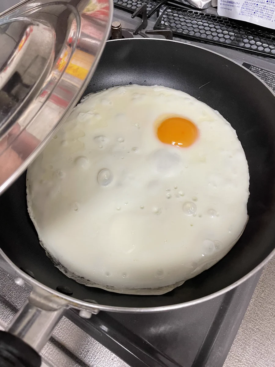 卵黄ばかり使って卵白が余ってしまい･･･！巨大な目玉焼きにしてみた？！