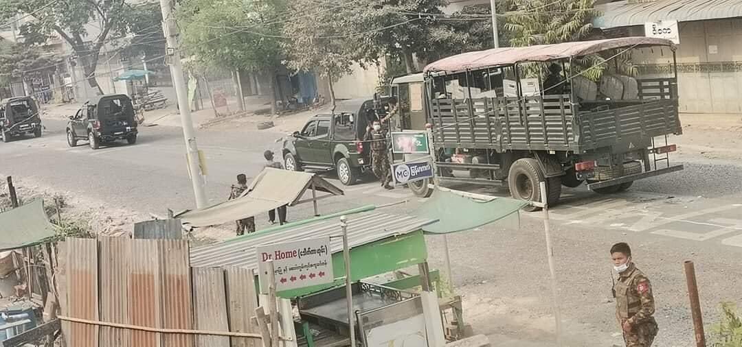 Shwe2Shwe's tweet photo. 22/31
22.3.2021 Around 9:30am, Happening in Manawhari, Mandalay. Terrorists raided with force, opening gunfire and even snipers take positions on the rooftops of building.

STRENGTH OF UNITY 

#Mar22Coup 
#WhatsHappeningInMyanmar https://t.co/A9yHJ6XNLK