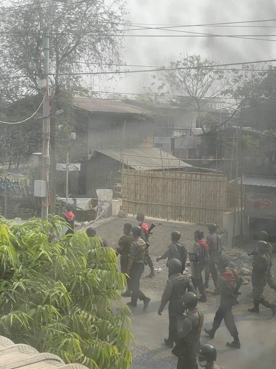 Shwe2Shwe's tweet photo. 22/31
22.3.2021 Around 9:30am, Happening in Manawhari, Mandalay. Terrorists raided with force, opening gunfire and even snipers take positions on the rooftops of building.

STRENGTH OF UNITY 

#Mar22Coup 
#WhatsHappeningInMyanmar https://t.co/A9yHJ6XNLK