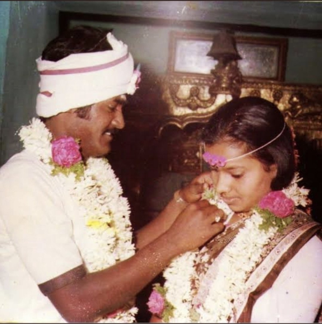 Jaggesh2's tweet photo. "ಋಣಾನುಬಂಧಂರೂಪೇಣಾಂ ಪಶುಪತ್ನಿಸುತಆಲಯ" 
"Marrages are made in heaven"
"ಪ್ರೀತಿಸುವುದು ತಪ್ಪಲ್ಲಾ ಪ್ರೀತಿಸಿದ ಮೇಲೆ ಬಾಳದಿರುವುದು ತಪ್ಪು"
22/3/1984 ನಾನು ಪರಿಮಳನಿಗೆ ತಾಳಿ ಕಟ್ಟಿ ಇಂದಿಗೆ 37ವರ್ಷ!
ನನ್ನ ಎಲ್ಲಾಗುಣ ಕಷ್ಟ ಸಹಿಸಿ ಹೆಜ್ಜೆ ಹಾಕಿ ಬದುಕಿದ ಮಡದಿಗೆ ಧನ್ಯವಾದ ಸಣ್ಣ ಪದ....
ನನ್ನ ಎರಡನೆ ತಾಯಿ ಸ್ಥಾನ ನೀಡಿರುವೆ🥰🥰 https://t.co/gIf1ZGU4Uh