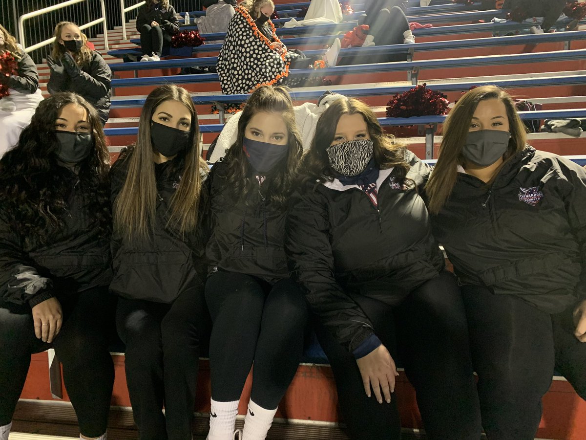 SabrynFranklin's tweet photo. sad you guys are leaving me next year ❤️💙🎀 https://t.co/cnaza6RixC