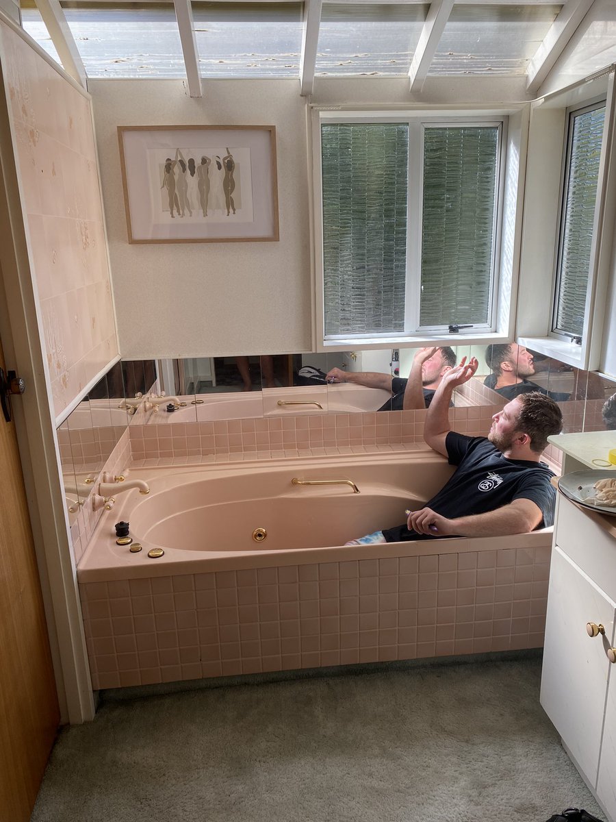 cmontaefuck's tweet photo. My pals are renovating a hoose that has been untouched from the 70’s and I can’t believe they want to get rid of this masterpiece of a bathroom. The pastel pink. The gold detail. The carpet. Obsessed. https://t.co/q7wiYVPN3f
