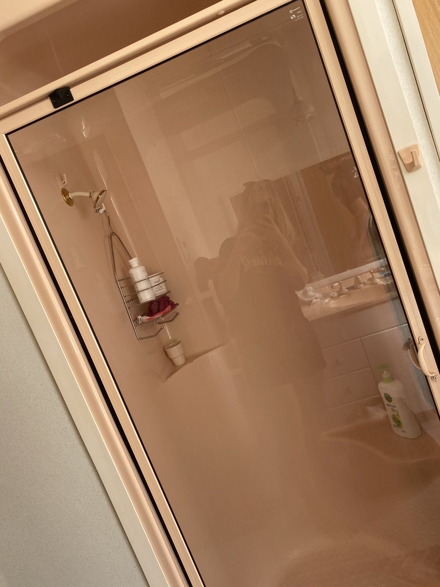 cmontaefuck's tweet photo. My pals are renovating a hoose that has been untouched from the 70’s and I can’t believe they want to get rid of this masterpiece of a bathroom. The pastel pink. The gold detail. The carpet. Obsessed. https://t.co/q7wiYVPN3f