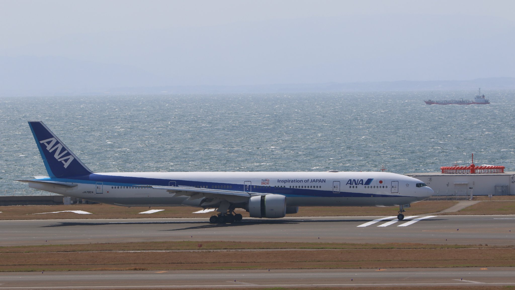中部国際空港セントレア A Tuwita Anaのb777がセントレアに到着しました フランクフルトからの臨時便 3月2便目 です Tomodachiイニシアチブ のロゴ Tomodachi の文字が入った機体でした T Co 6fitsdkzxb Tuwita
