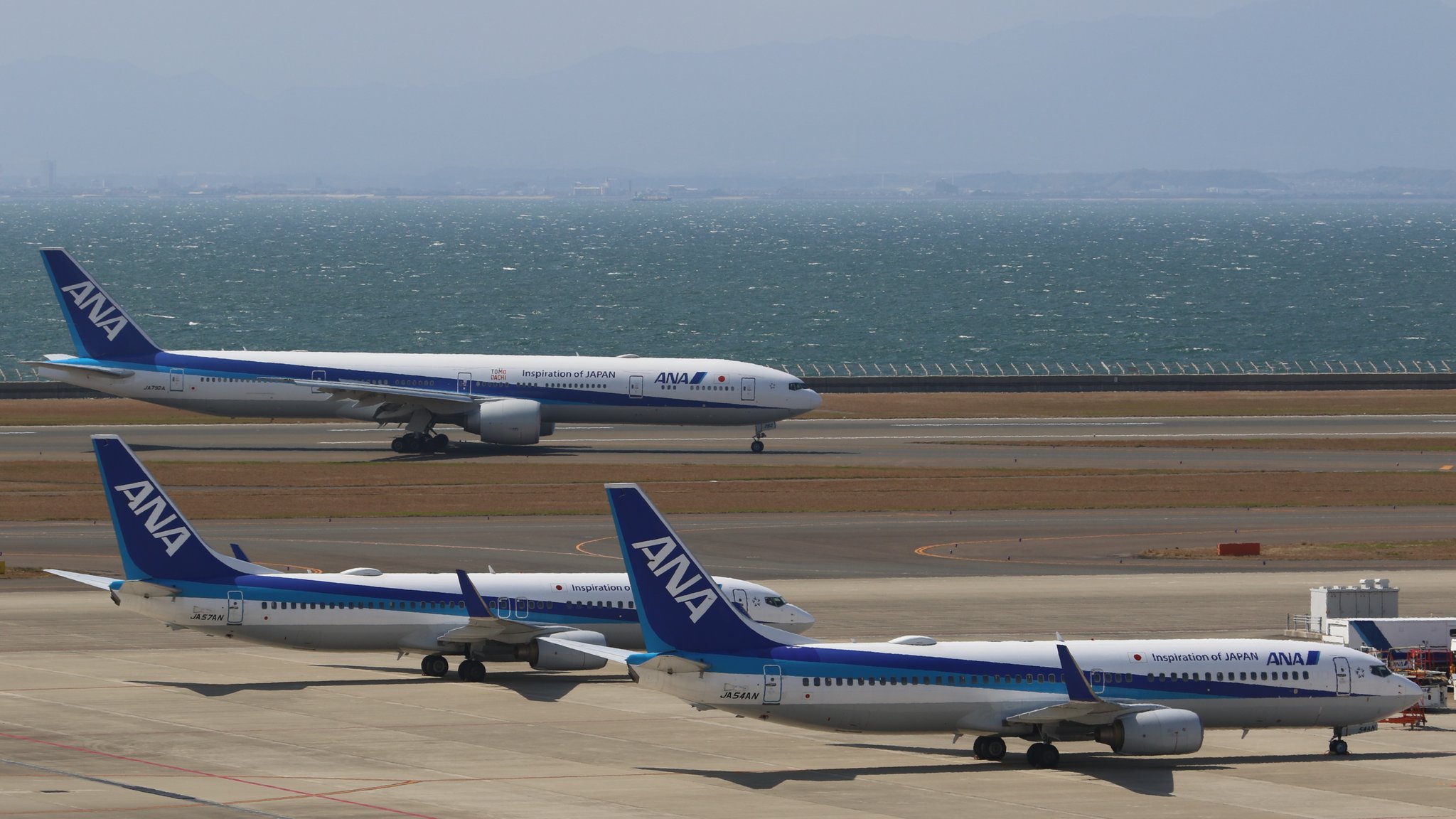 中部国際空港セントレア A Tuwita Anaのb777がセントレアに到着しました フランクフルトからの臨時便 3月2便目 です Tomodachiイニシアチブ のロゴ Tomodachi の文字が入った機体でした T Co 6fitsdkzxb Tuwita