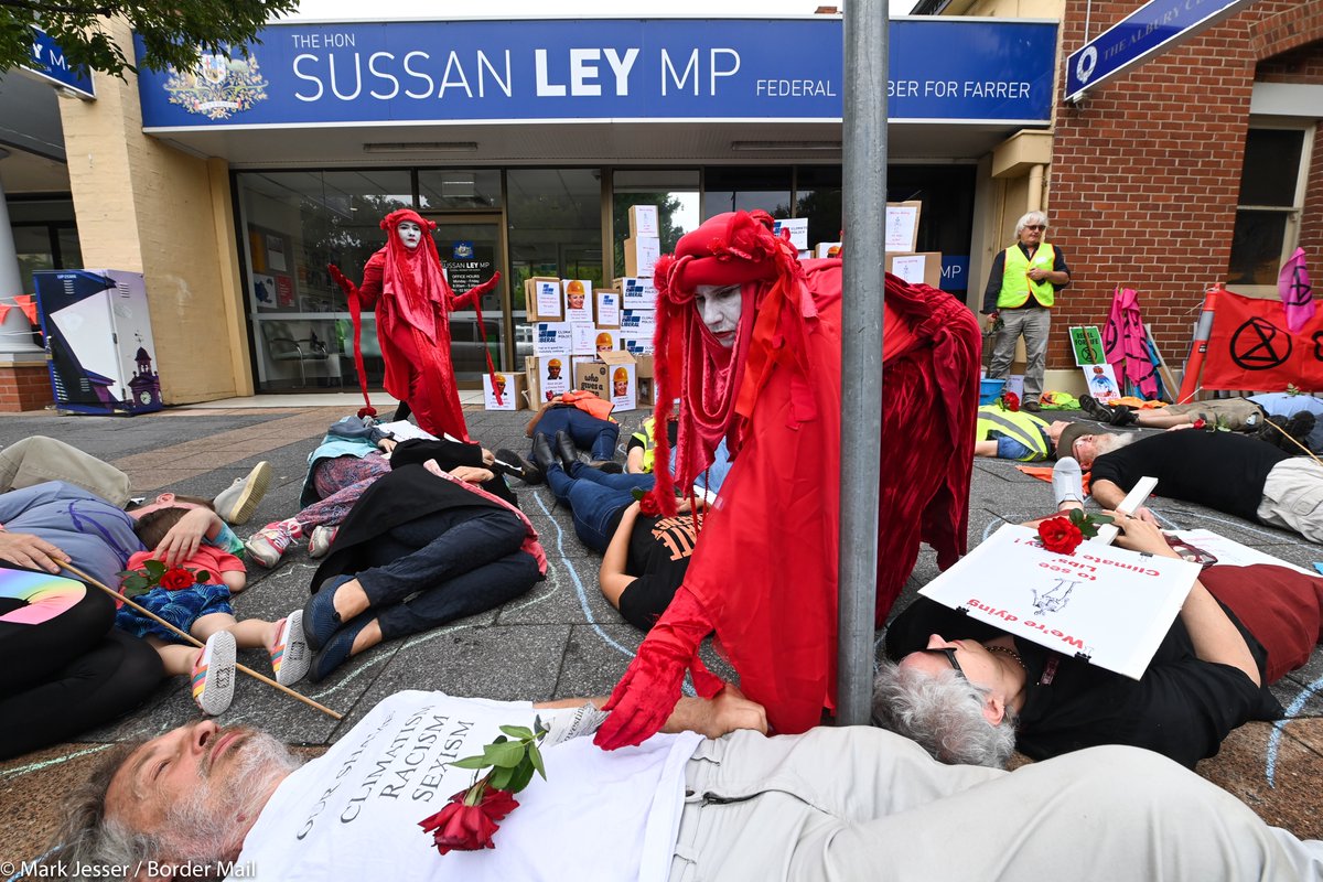 MarkJesser's tweet photo. Extinction rebellion protest in #Albury today out the front of Enviro Min. @sussanley office 📷 @bordermail https://t.co/L2B8uVnhRU