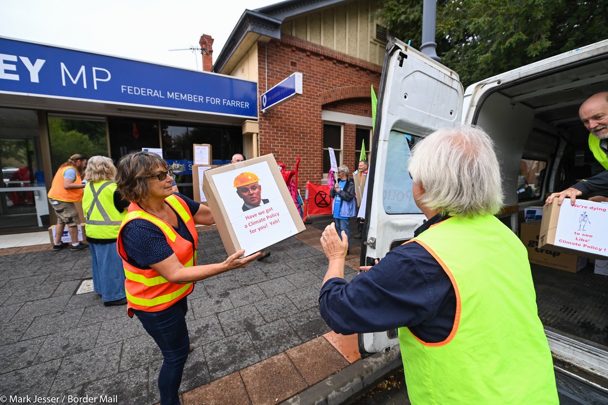 MarkJesser's tweet photo. Extinction rebellion protest in #Albury today out the front of Enviro Min. @sussanley office 📷 @bordermail https://t.co/L2B8uVnhRU
