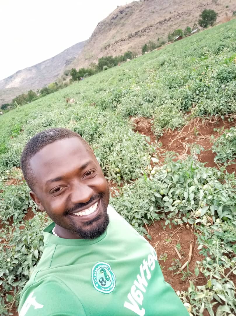 LoneWalker_256's tweet photo. What's the worth of your network?
There are quite a number of lessons we learn from our closest contacts & @jkwasikye is one of them. Our conversations both on & off media are usually #agrobased & value - addition.
If you are in Mbale, buy tomatoes from him at 30k per basin. https://t.co/l9ehVptEY8