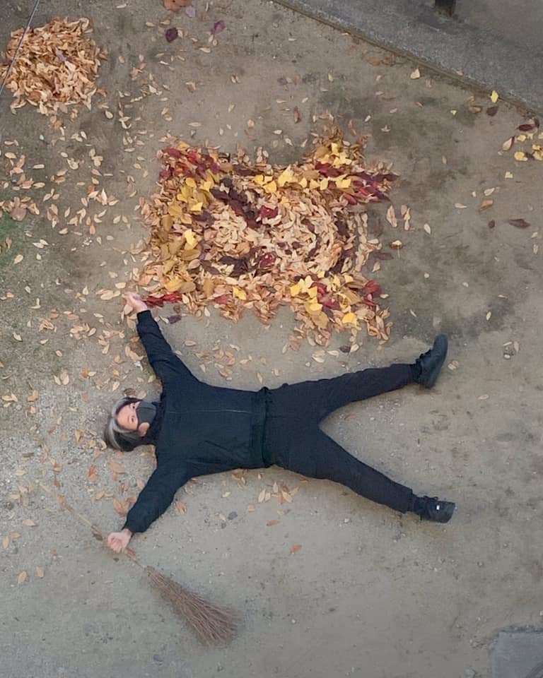 กวาดใบไม้ยังไงให้ มีความสุข - คุณครูชาวญี่ปุ่นสอนนักเรียนกวาดใบไม้ให้เป็นรูปต่างๆ ก่อนที่จะเอาไปทำปุ๋ยหมัก 
ญี่ปุ่นก็คือญี่ปุ่น ใบไม้ร่วงมายังสีสวยอ่ะ คิดดู