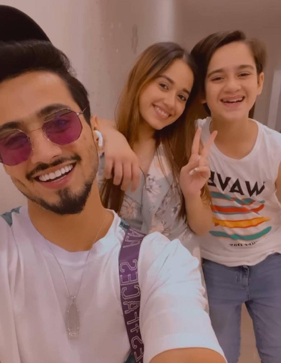 thoughtsofnav's tweet photo. And The Celebration of Fainat Day ended with this !!
Find me the idols who fulfill your wishes like this , I know you can't !!
We are blessed to have them in our lives !!
@Mr_Faisal_S07 @jannat_zubair29
#Happy2YearsOfFainat #Fainat #BlessedFans #Fainatians https://t.co/u5tbJ6KrYr