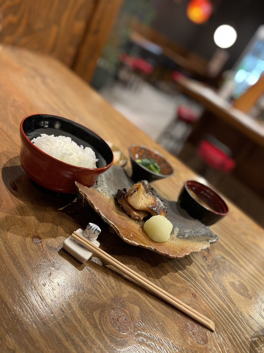 44RiderJ's tweet photo. ランチです。😋
寿司・干物
Mt.Ash(マウントアッシュ)
桜ブリ味噌柚庵焼き定食
ごちそうさまでした。👍
#寿司 #干物 #MtAsh
#マウントアッシュ
#桜ブリ #ブリ #味噌
#柚庵焼き #定食
#ランチ #お昼 #lunch https://t.co/bHHjODi5Hp