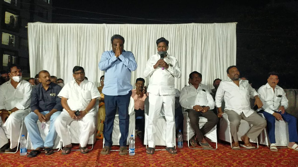 DamasubbaraoOff's tweet photo. 86వ వార్డు ఆత్మీయ సభలో భారీగా పాల్గొన్న ప్రజలు, దామా సుబ్బారావు గారి ద్వారానే వార్డు అభివృద్ధి -MLA నాగిరెడ్డి గారు.

#ysrcpgajuwaka #YSRCPLeader #DamaSubbarao #YSRCPCECMemberDama #86thwardysrcp #vizagnews https://t.co/ZIPWhdiNGm