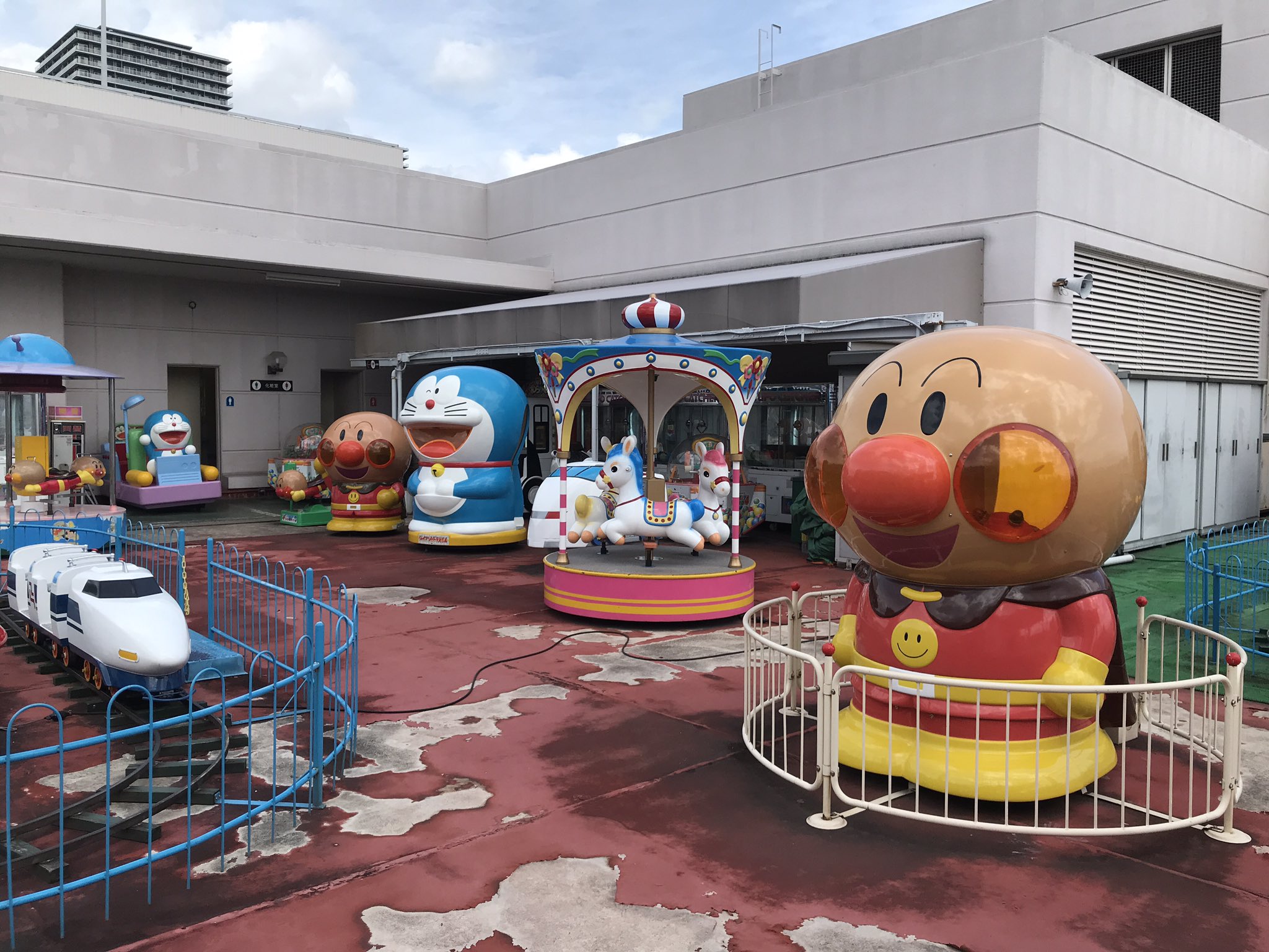 鞄竜 関西最後の屋上遊園地 松坂屋高槻店の屋上遊園 この屋上遊園地が閉園してしまったら関西の屋上遊園地は絶滅してしまう T Co Cjssyfeilp Twitter