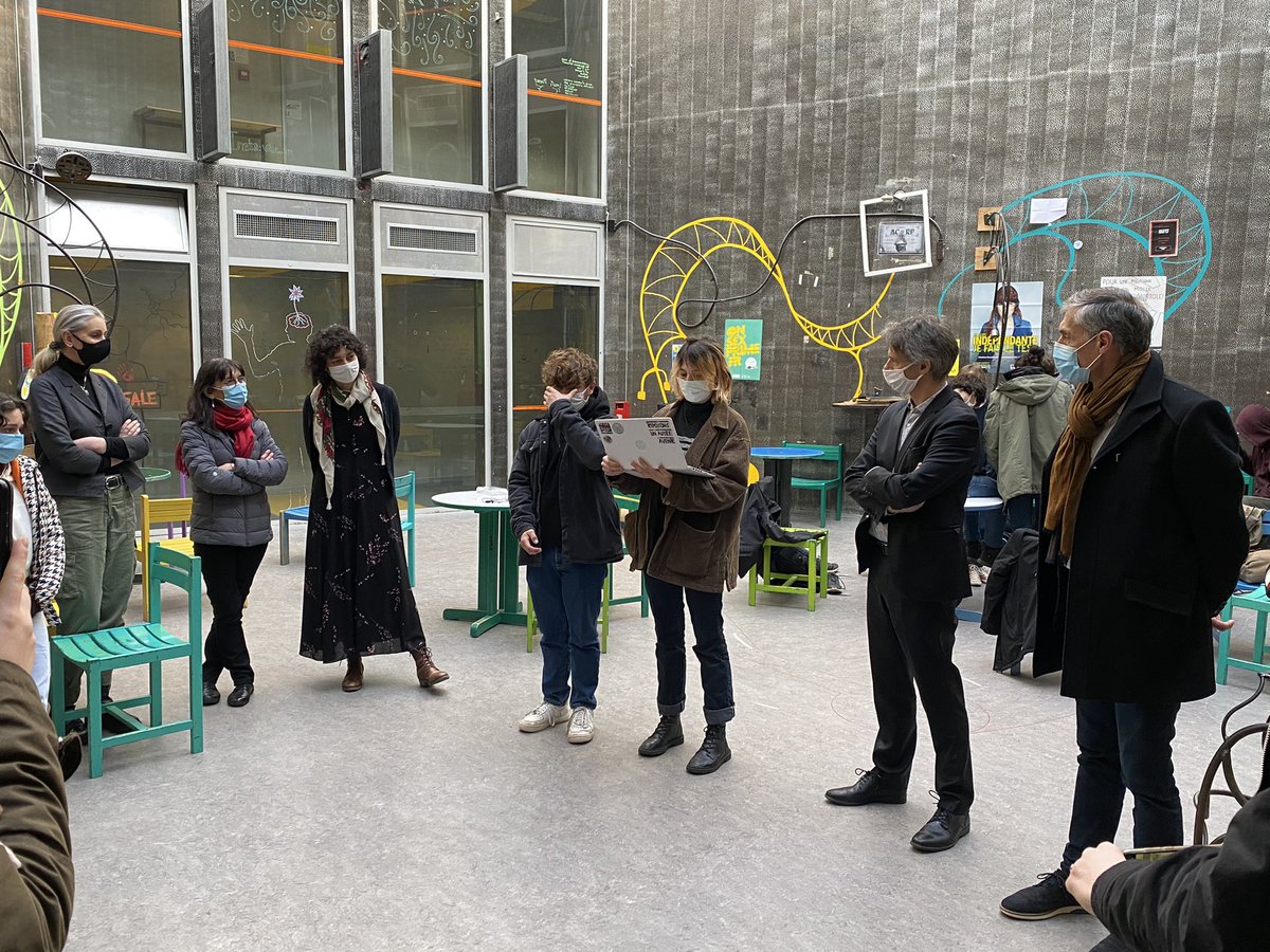 LP2I_86's tweet photo. Inauguration du distributeur de protections périodiques gratuit et écologique gagné grâce à Marguerite &amp; Cie et le CVL au @LP2I_86 en présence de @DAVLC_Poitiers
#Changeonslesregles. Un projet de lutte contre la précarité menstruelle et d'égalité des droits. https://t.co/HKAfk7iKrE