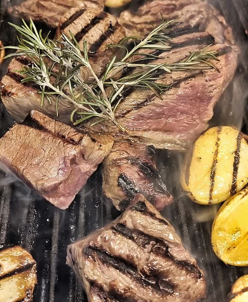 Nuestra cocina no para un lunes 😋😂😂

<a href="/LaVidaEnTapas/">La Vida</a> #Sevillahoy #TDSGastro #TdsActualidad #GastronomiaSevilla #food #foodporn #Seville #tapas #slowfood #Gastro #Cocinando #ElSardineroTapas #SameSameButDifferent