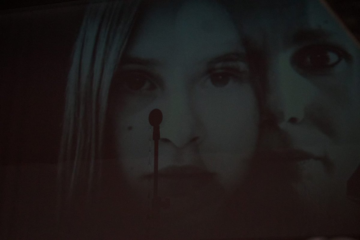 Este fin de semana ven a nuestro teatro a vivir la experiencia de AIRE de José María Esbec✨🌬

Semíramis vive enjaulada desde su nacimiento al cuidado de Tiresias, un anciano ciego que le cuenta historias de dudosa credibilidad.👀

🎟👉🏽corraldealcala.com/es/temporada/1…