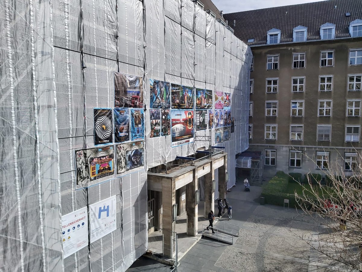 Bis zum 6.4. findet an der Fassade des Rathauses Tiergarten eine Ausstellung zum Thema Erinnerungskultur statt. 23 Plakate behandeln deutsch-afrikanische Kolonialgeschichte, die Bewegung Black Lives Matter & Afrofuturismus. #Rassismus @IntMigBerlin bit.ly/3vWx2p9
