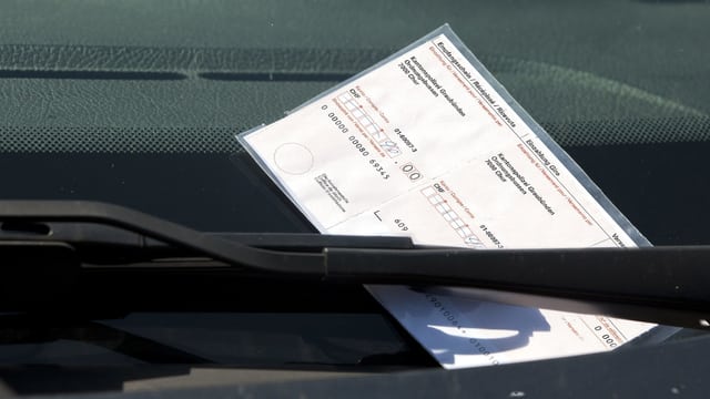 lochbrunner's tweet photo. Parkbusse trotz bezahltem Ticket: Die neuen digitalen Parkuhren haben ihre Tücken. Wer sich vertippt, kassiert eine Strafe. Wir bei den SBB @RailService sind da tolerant. Bei solch Missgeschicken auf unseren Parkplätzen lassen wir Kulanz walten. #sbbcffffs https://t.co/QYHgf5FOa4 https://t.co/MESOJ9LoKS