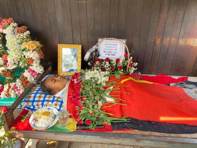 IrrawaddyNews's tweet photo. The family of Ko Phyo Wai Tun, who was shot dead by junta security forces at around 1 a.m. on Mar. 22 in #Mandalay’s Pyigyitagon Township, hastily organized a funeral for him the same day for fear that security forces would seize his body. (Photo: CJ)
#WhatsHappeningInMyanmar https://t.co/hne6gy39Jr