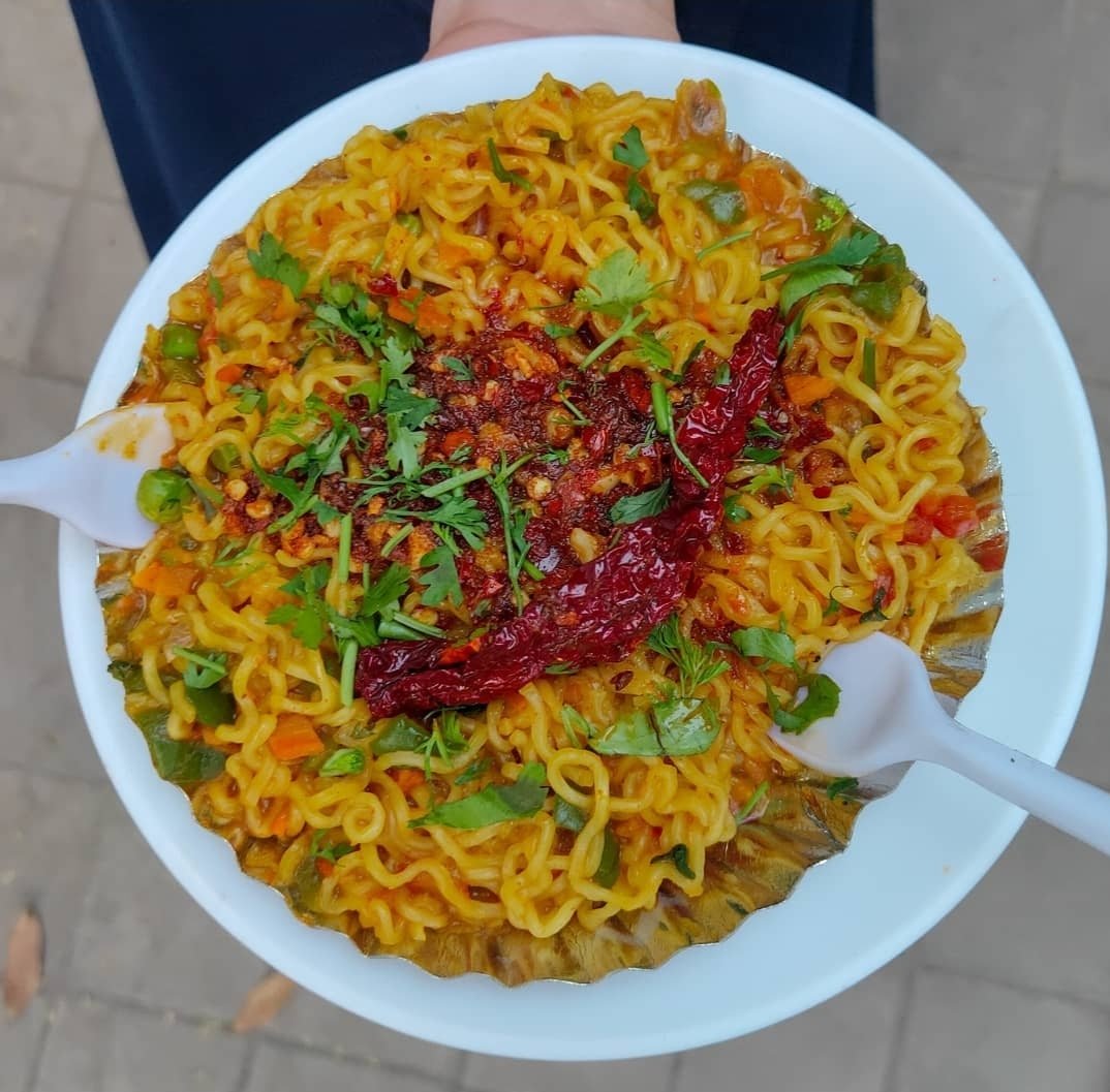 HeadsHungry's tweet photo. A small stall located within walking distance from chinchpokali station 
   
#maggieontapri serving our favorite Maggie with lots of lost of twists😋
#foodie #food #foodlover #mumbai #mumbaistreetfood #streetfood #hungry #yummyfood #fastfood #maggie https://t.co/g546r3e4Xx