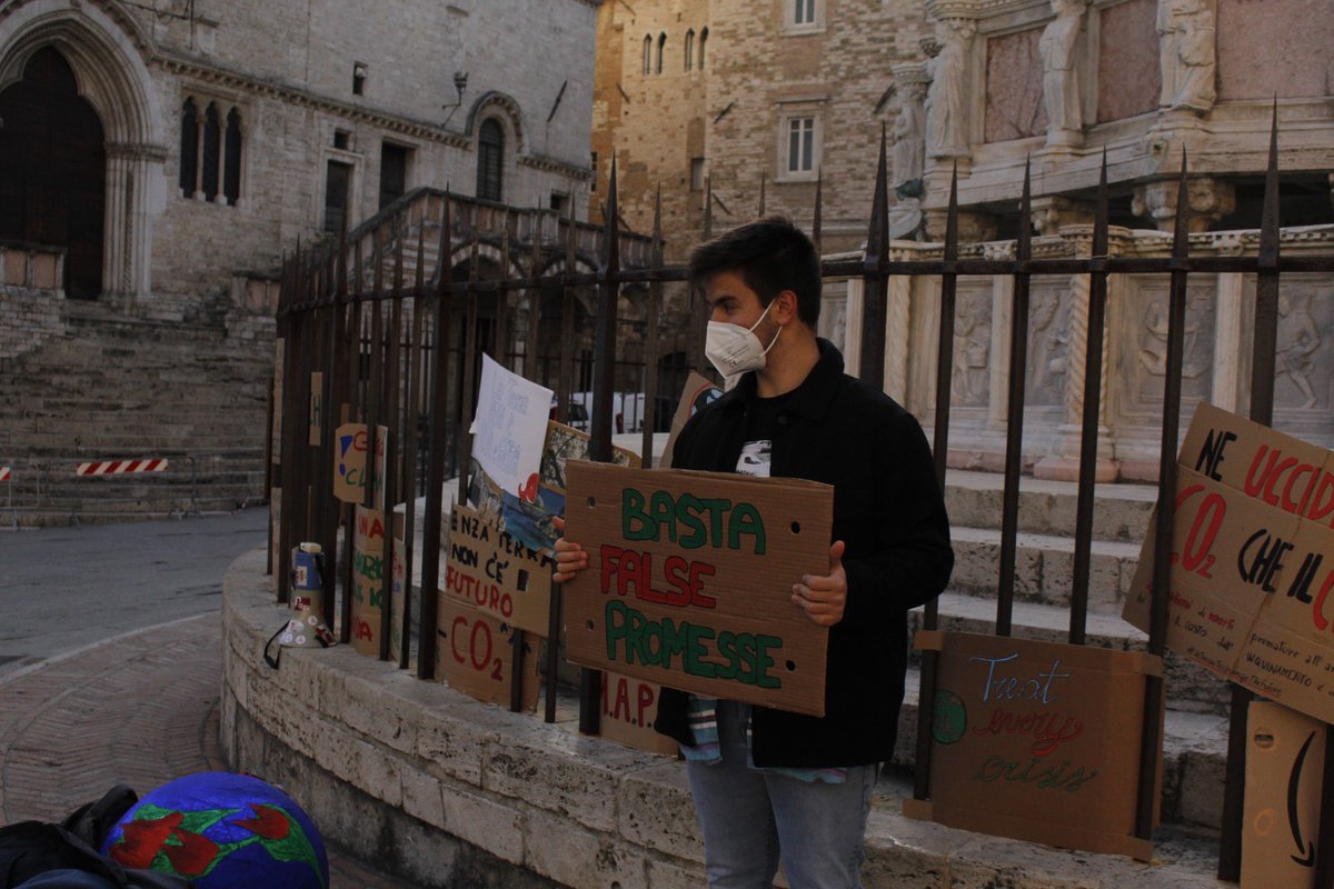 FridaysPerugia's tweet photo. Venerdì 19 marzo, Giornata Mondiale di Azione per il Clima, siamo sces* in piazza per dire alle istituzioni politiche: #BastaFalsePromesse 
E' ora di agire per contrastare la #CrisiClimatica e assicurarci un futuro. 
#NoMoreEmptyPromises https://t.co/mdTZhvl4Ma