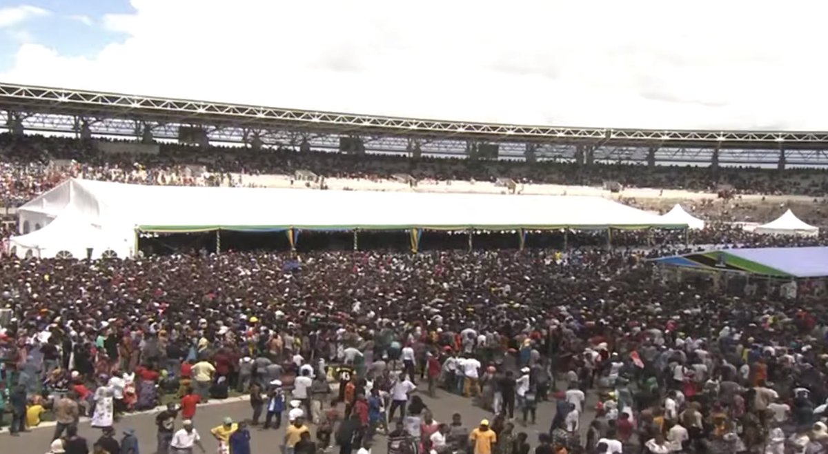 AfricaFactsZone's tweet photo. People in Dar es Salaam weren't okay with the time they got to bid farewell to President Magufuli.

They broke the airport gate and entered the runway to watch his corpse being moved to Dodoma. They waved goodbye, while singing sadly.

20,000 people attended his national funeral. https://t.co/EWVyJp1Uns