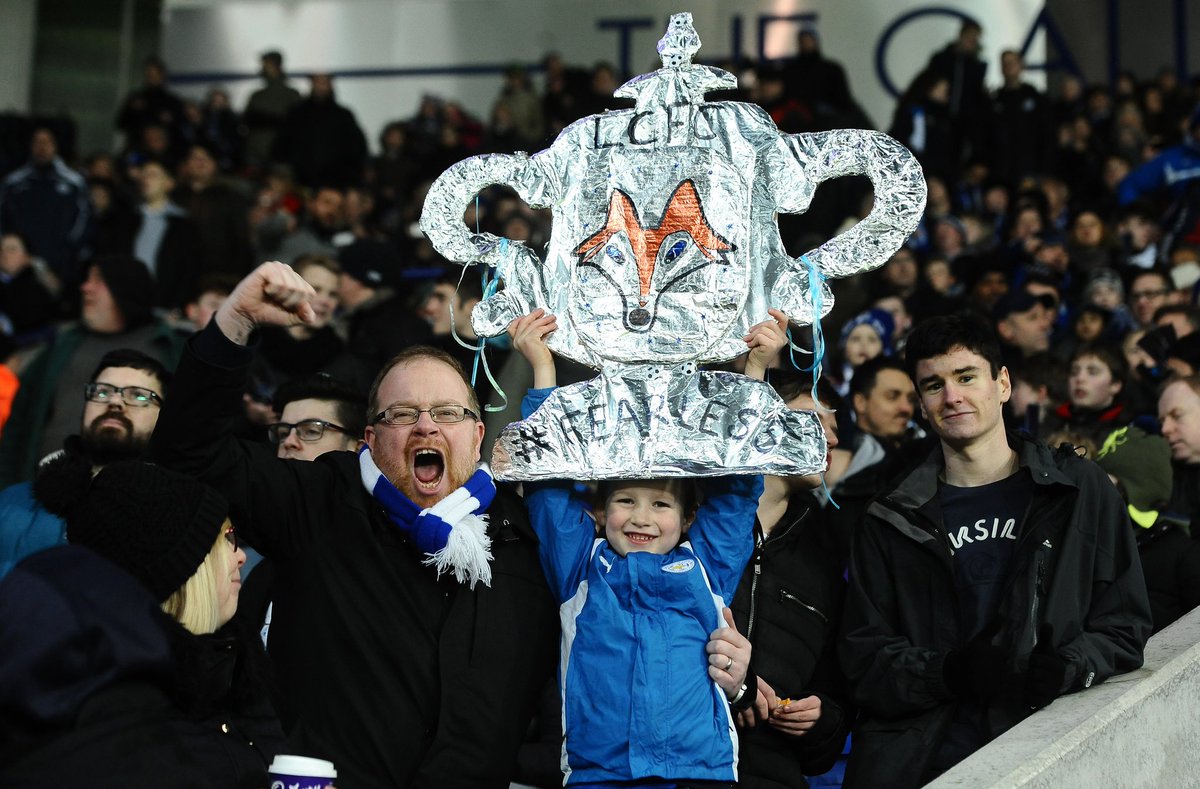 LeicesterTH's tweet photo. หากอยู่ในช่วงฤดูกาลปกติ สีสันที่จะได้เห็นในวันที่มีโปรแกรมการแข่งขันฟุตบอลเอฟเอ คัพ นั่นคือ "ถ้วย เอฟเอ คัพ" 🏆 DIY ที่แฟนๆ นำเข้ามาเป็นอุปกรณ์การเชียร์ในสนามด้วย เราลองมาดูว่า ถ้วยเอฟเอ คัพ ของแฟนบอลคนไหน จะถูกใจเราที่สุด
#LCFC #LCFCTH #ReadyForEverything #FACUP #FACUPTrophy https://t.co/gsSGTGDt3g