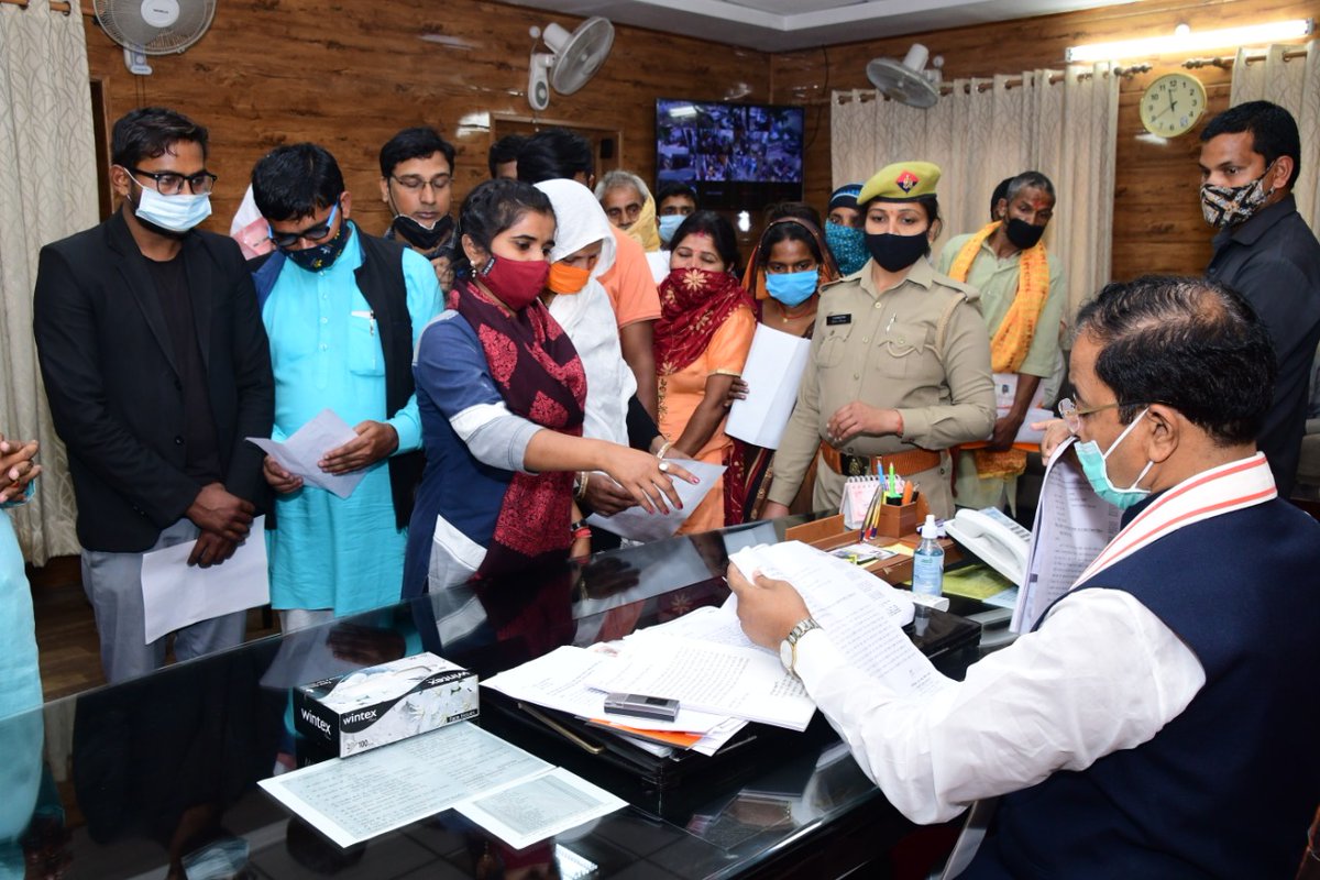 kpmaurya1's tweet photo. आज लखनऊ आवास में प्रदेश के विभिन्न जनपदों से आये व्यक्तियों की शिकायतों व समस्याओं की जनसुनवाई करते हुए तत्काल प्रभाव से संबंधित अधिकारियों को निस्तारण हेतु निर्देशित किया। साथ ही जनपदों से आए व्यक्तियों को यह आश्वासन दिया कि आप की शिकायतों का निस्तारण प्राथमिकता पर किया जाएगा। https://t.co/QpSlW2mgdW