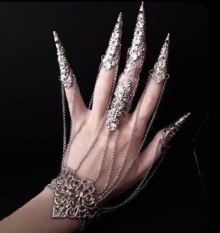 İlk Lia’ya benzettim ama ellerine ve dudaklarına dikkatlı bakınca kafam karıştı🤔Dudakları ince sanırım ilk aklıma Yeji bebeğim geldi. Galiba Yeji’ye benziyor 🤩Ama Lia’da olabilir 🤭
#ITZY_COMEBACK #YEJI