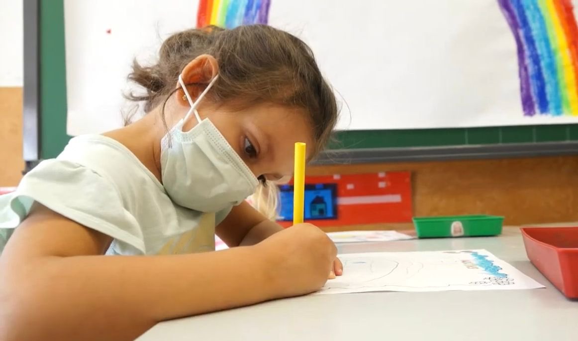 La Comunidad otorgará su mayor distinción, la Gran Cruz de la orden del 2 de Mayo, a los niños de Madrid.

Por su ejemplo y comportamiento durante el confinamiento y con las normas sanitarias en la pandemia.

Son nuestros héroes de 2021.