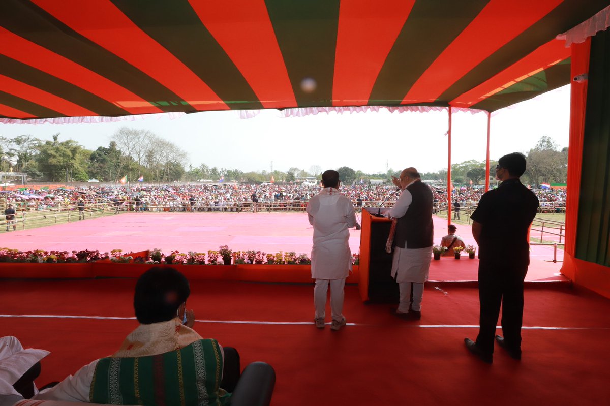 AmitShah's tweet photo. বিগত ৫ বছৰে মোদী ডাঙৰীয়াৰ নেতৃত্বত বিজেপি চৰকাৰে অসমত শান্তি স্থাপন কৰাৰ লগতে ৰাজ্যখনক অনুপ্ৰৱেশকাৰীমুক্ত কৰি সমগ্ৰ অসমতে প্ৰগতিৰ পথ প্ৰশস্ত কৰিলে।

আজি জোনাই সমষ্টিত আয়োজিত জনসভাত ৰাইজৰ অভূতপূৰ্ব সমৰ্থনে স্পষ্ট কৰিছে: সংখ্যাগৰিষ্ঠতাৰে অসমত পুনৰ NDA চৰকাৰ গঠন হ'বলৈ গৈ আছে। https://t.co/YY6tswpj9t