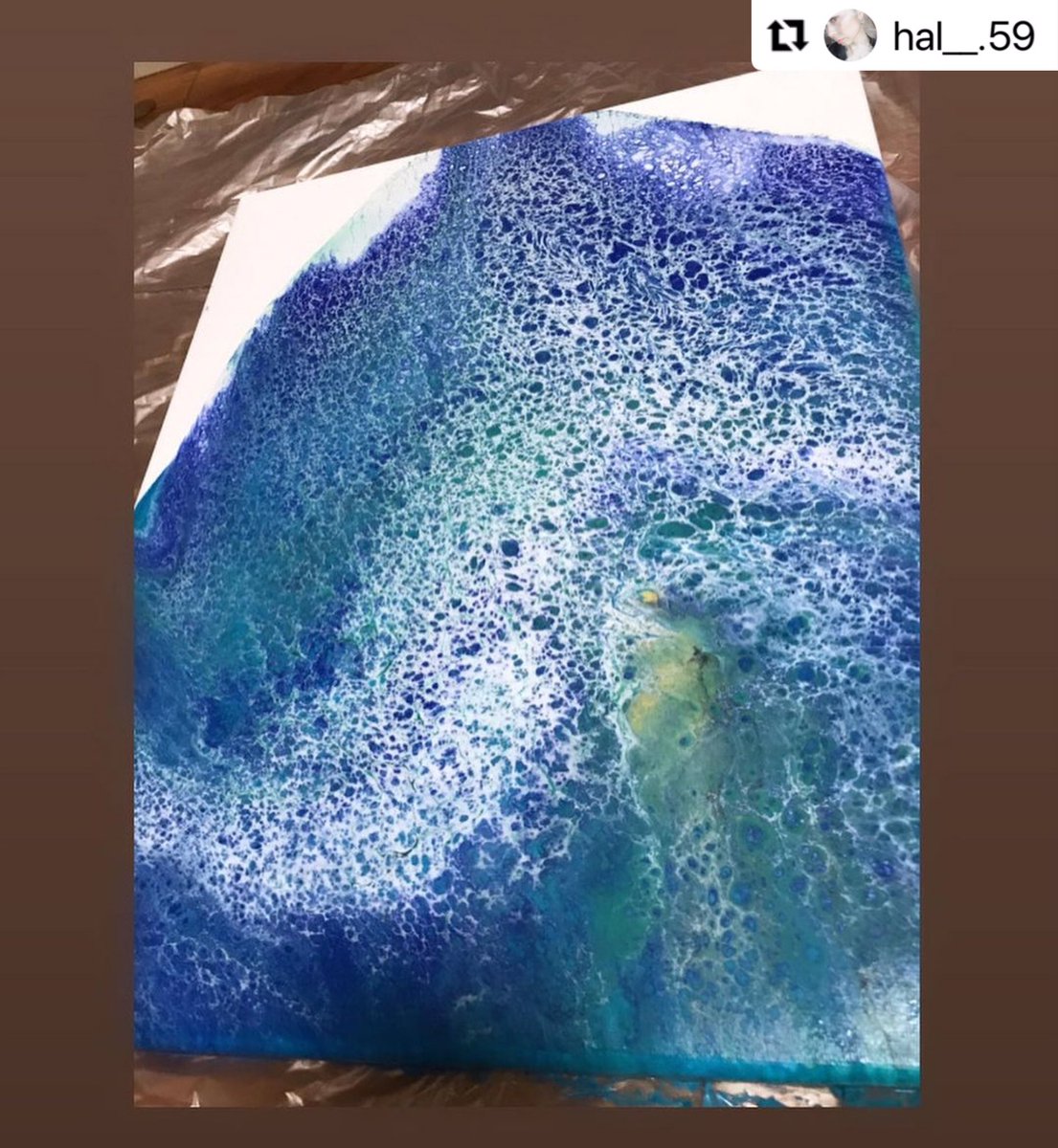 Dec18Hy's tweet photo. 海をイメージして色入れたのに地球に見えてきた🌍
#アクリル絵の具
#海　#地球 https://t.co/e1J2fudqMv