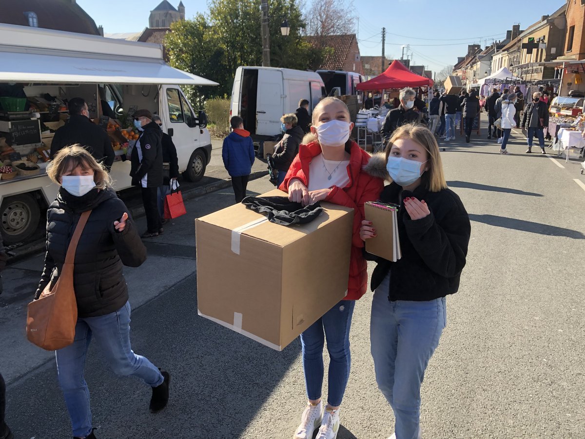 CollegeWatten's tweet photo. #Residencedartistes du @departement59 : les élèves se sont rendus sur le marché de @VilleWatten ce vendredi pour expérimenter "in situ" les camera obscura fabriquées la semaine dernière. @AcLille @dsden59Polepeda @JoelleCottenye @Patrick_Valois https://t.co/6lI5uDVBk4