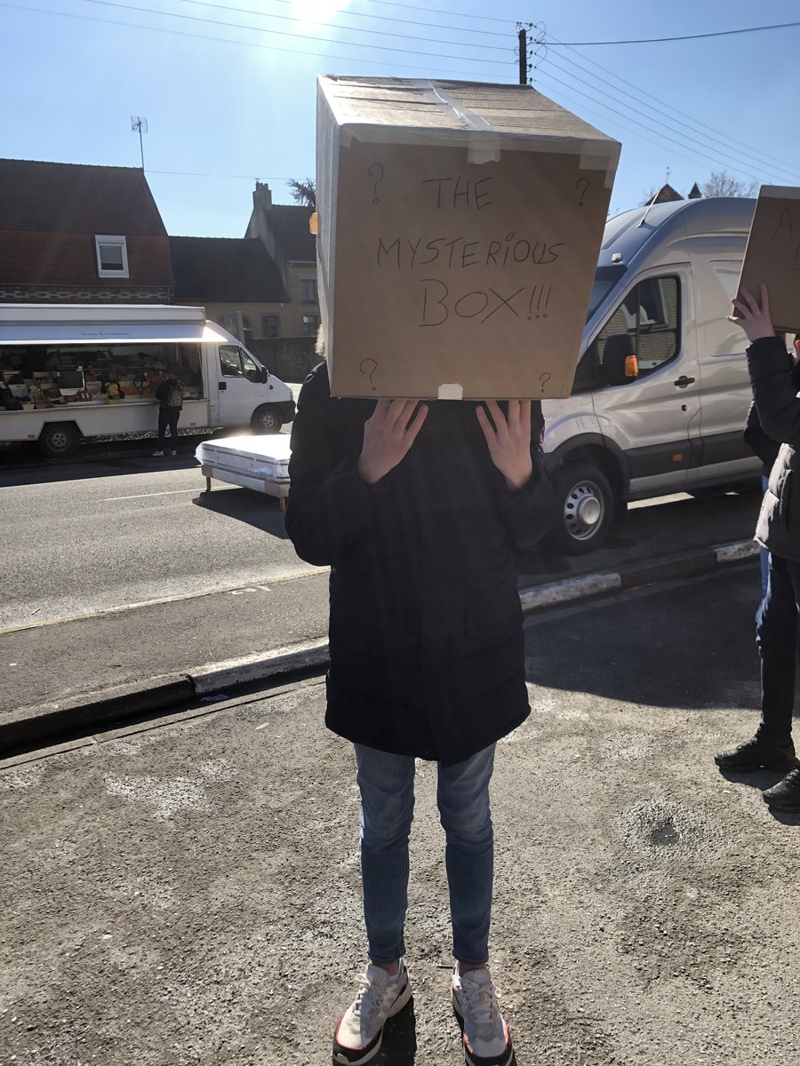 CollegeWatten's tweet photo. #Residencedartistes du @departement59 : les élèves se sont rendus sur le marché de @VilleWatten ce vendredi pour expérimenter "in situ" les camera obscura fabriquées la semaine dernière. @AcLille @dsden59Polepeda @JoelleCottenye @Patrick_Valois https://t.co/6lI5uDVBk4
