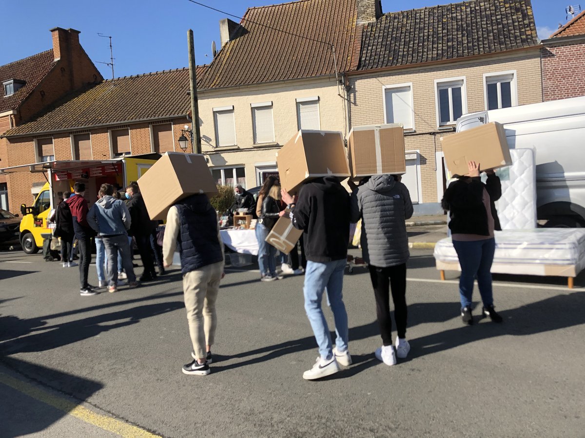 CollegeWatten's tweet photo. #Residencedartistes du @departement59 : les élèves se sont rendus sur le marché de @VilleWatten ce vendredi pour expérimenter "in situ" les camera obscura fabriquées la semaine dernière. @AcLille @dsden59Polepeda @JoelleCottenye @Patrick_Valois https://t.co/6lI5uDVBk4